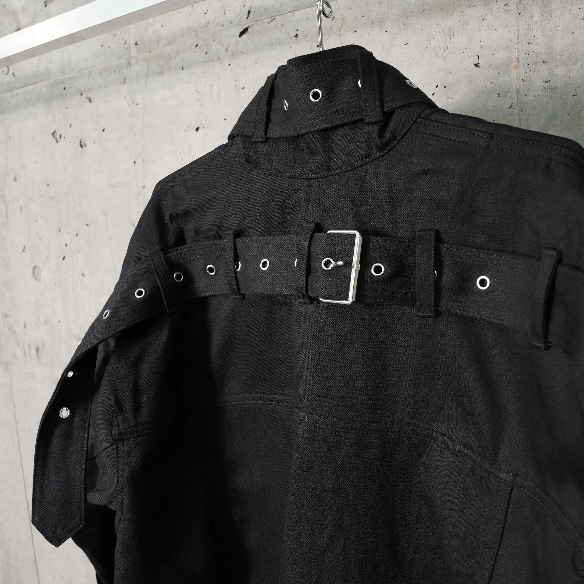 BELTED DENIM JACKET / BLACK CRISP DENIM