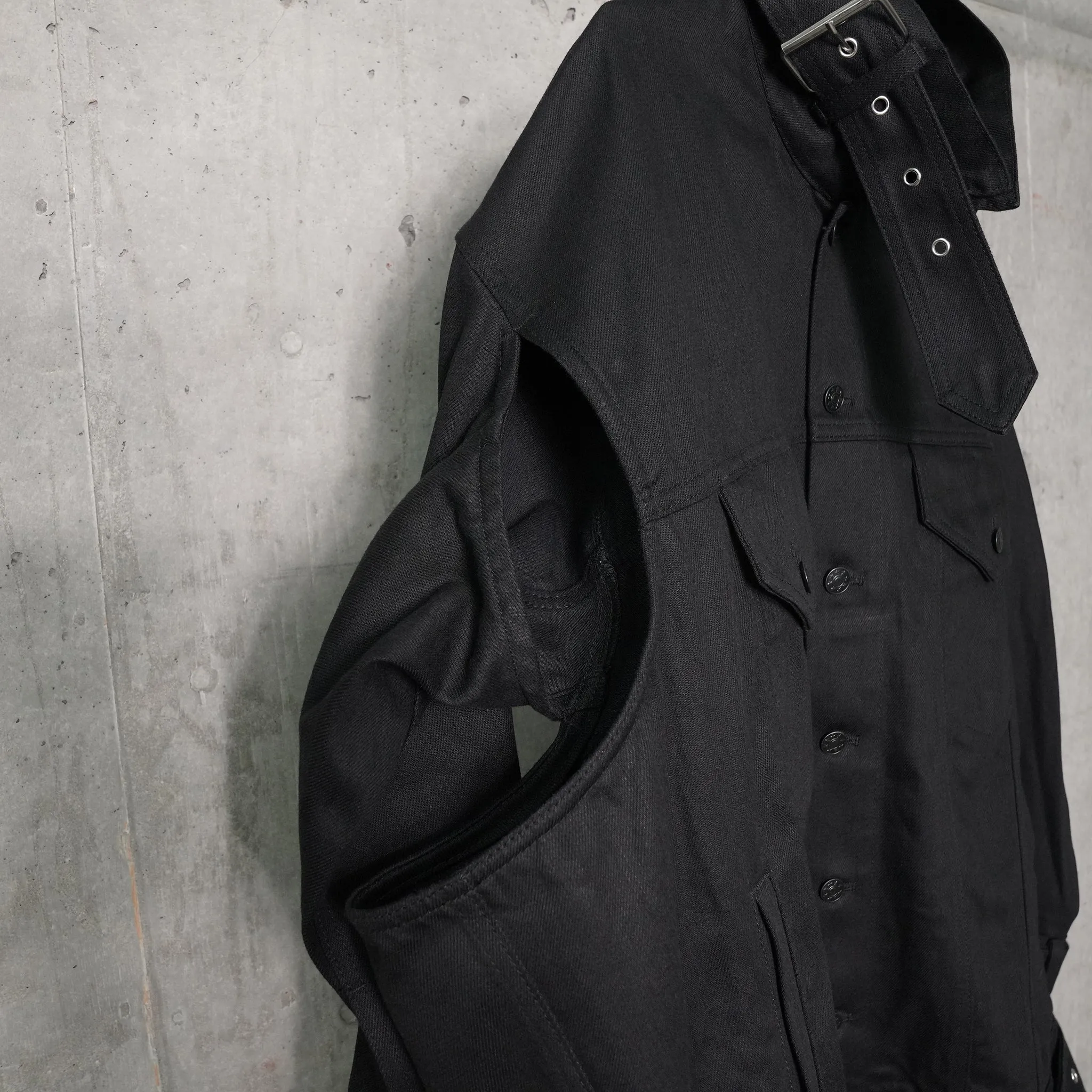 BELTED DENIM JACKET / BLACK CRISP DENIM