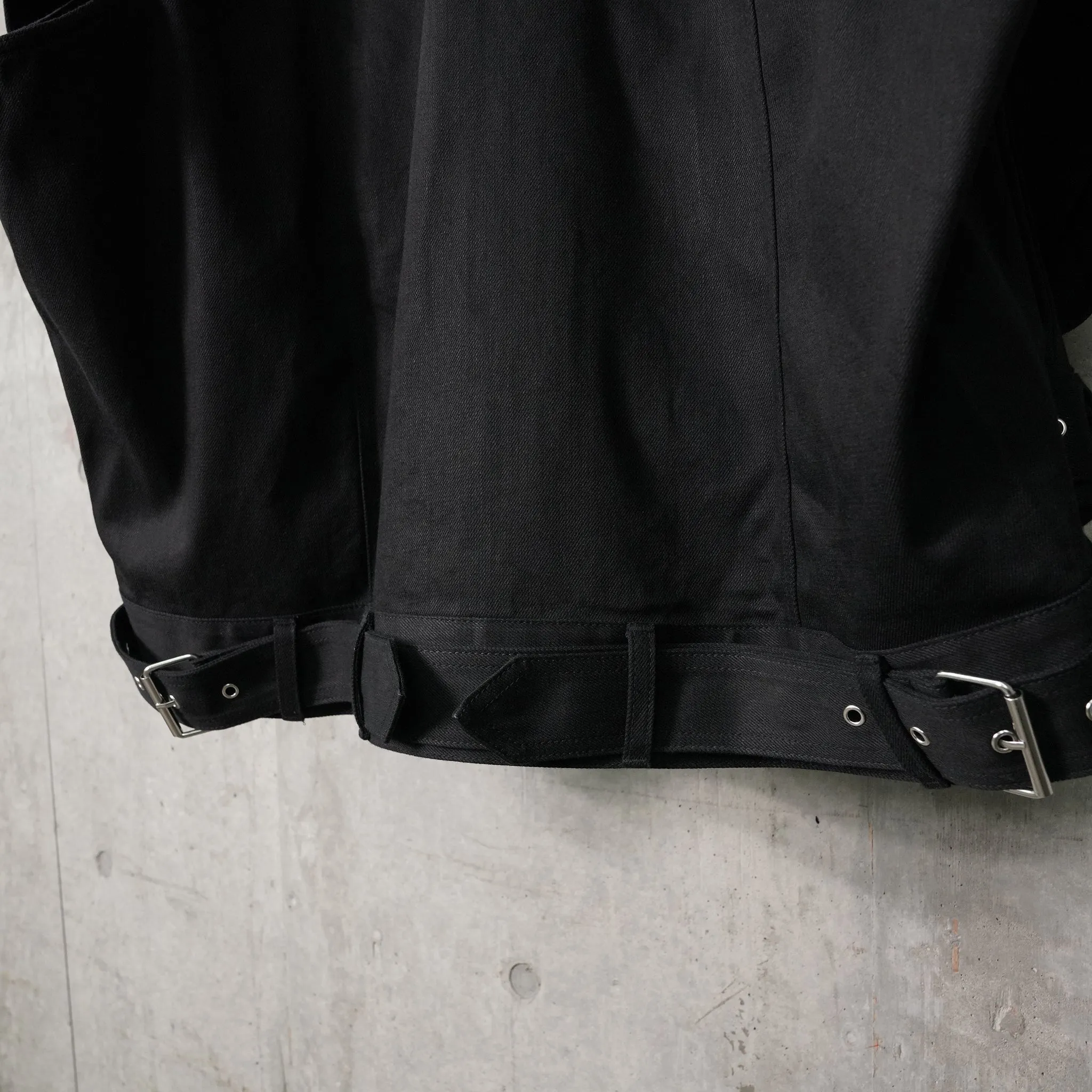 BELTED DENIM JACKET / BLACK CRISP DENIM