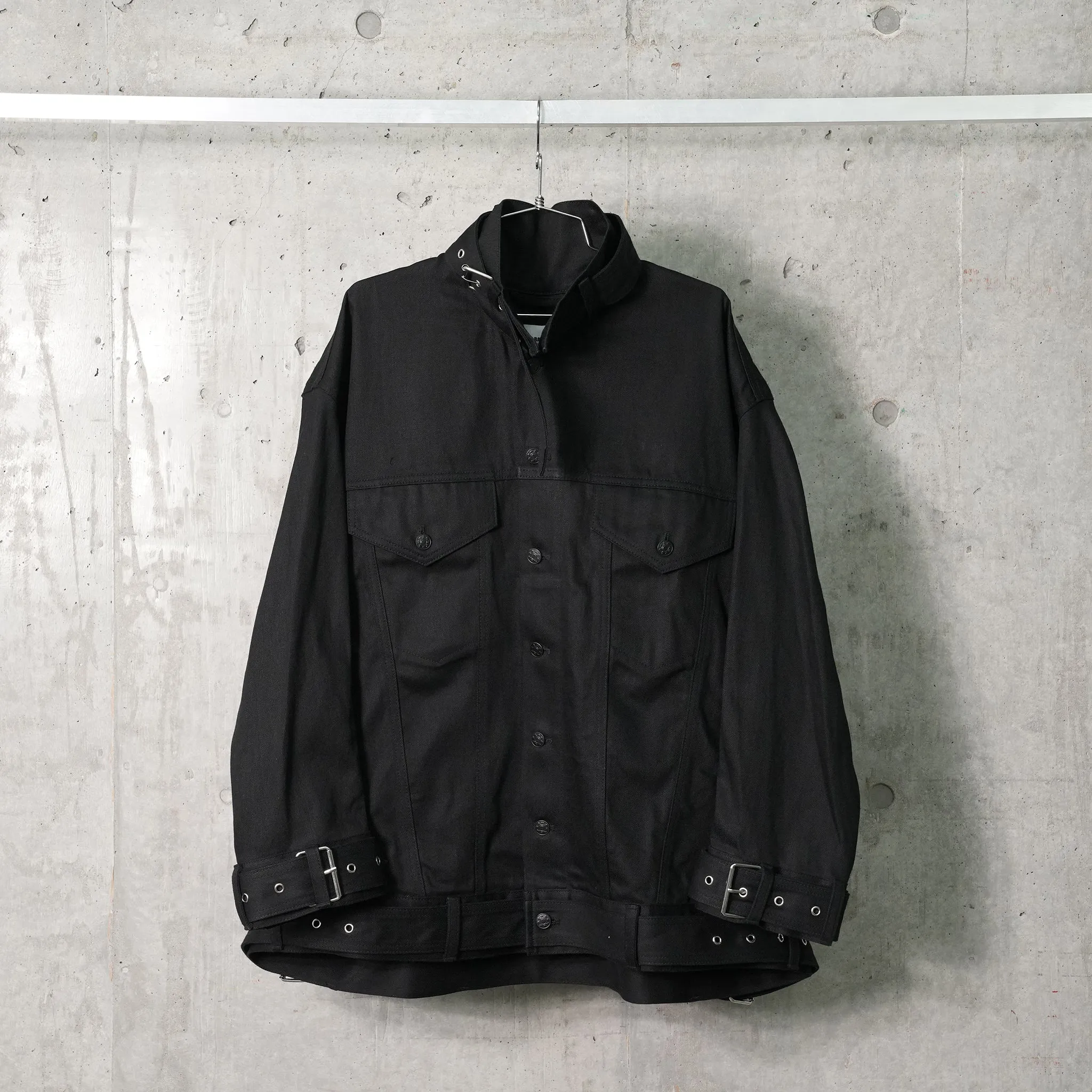BELTED DENIM JACKET / BLACK CRISP DENIM