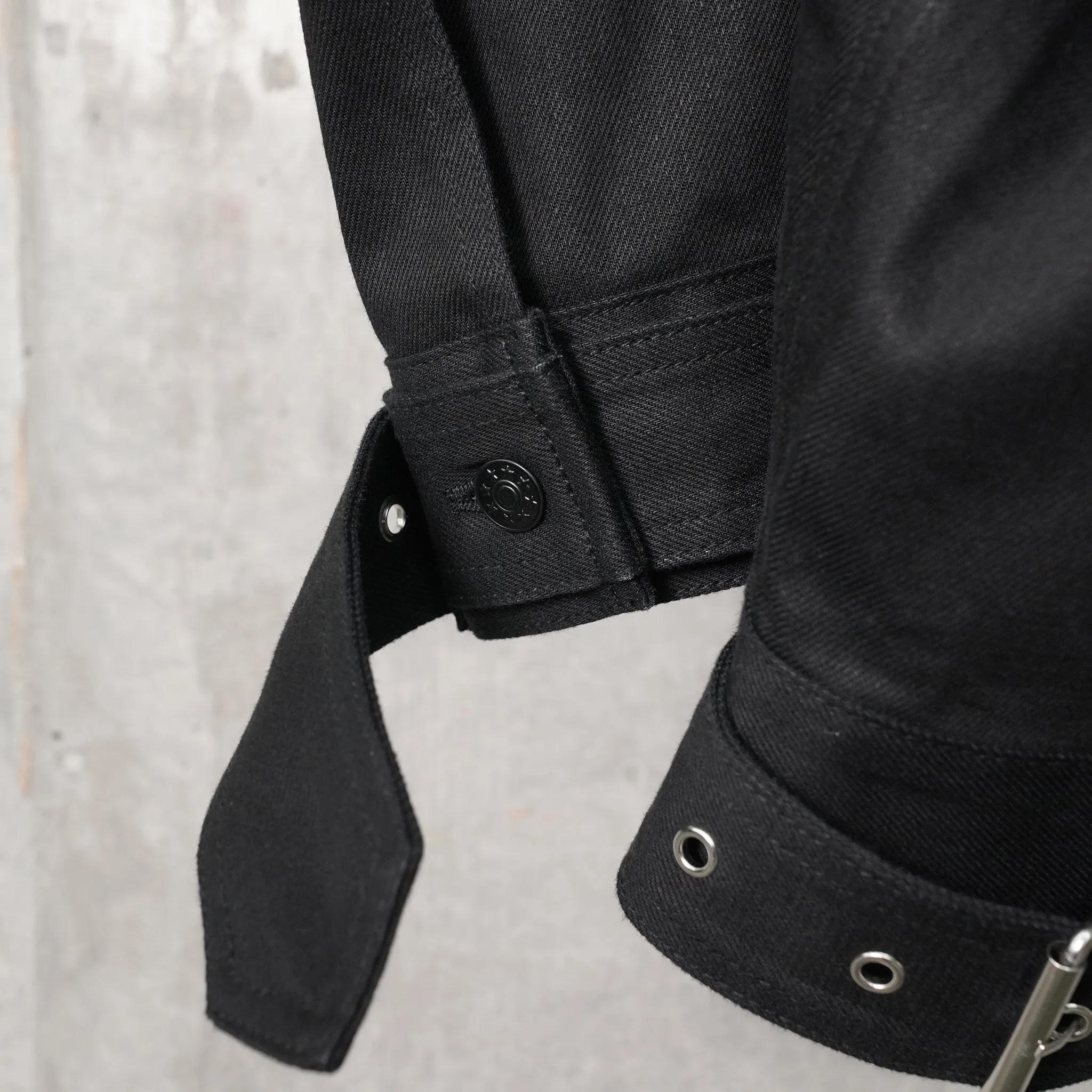 BELTED DENIM JACKET / BLACK CRISP DENIM