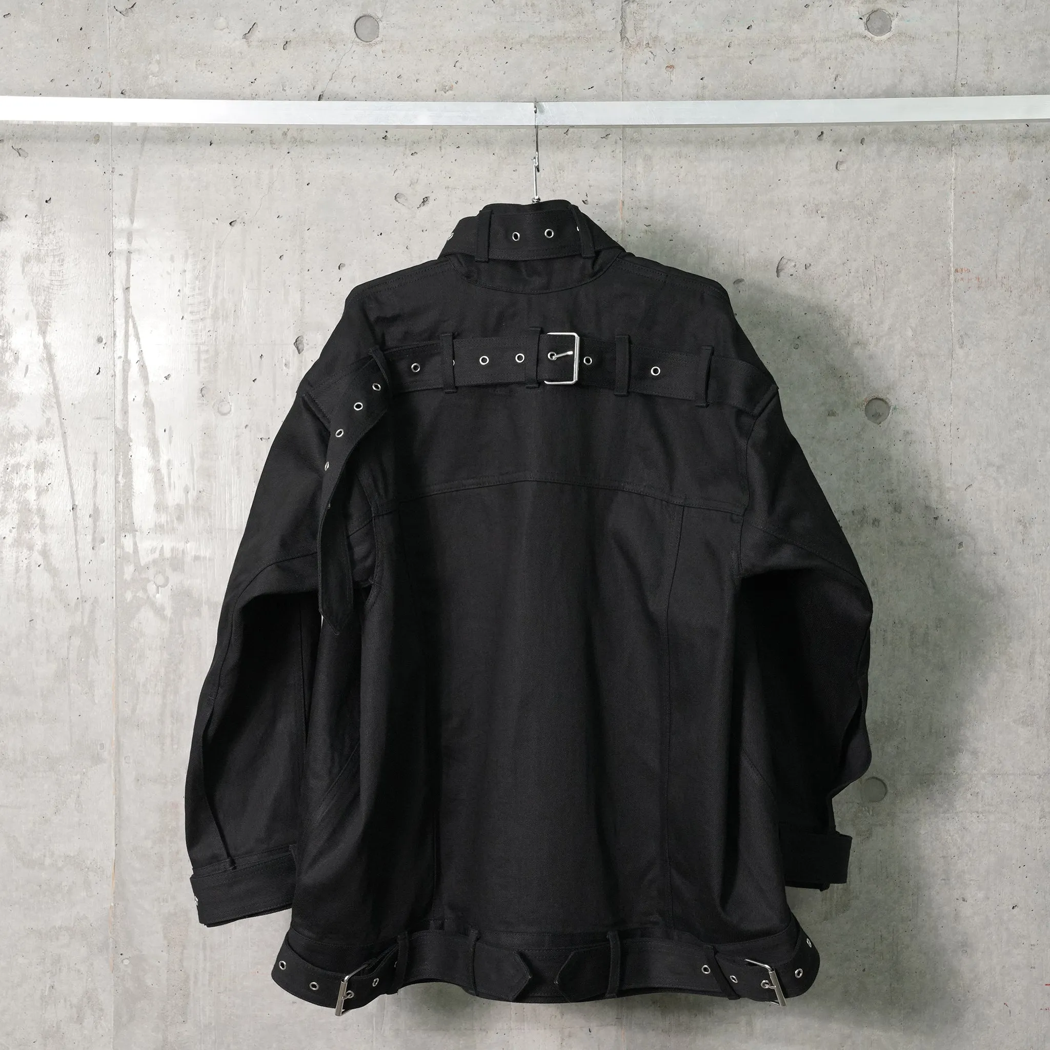 BELTED DENIM JACKET / BLACK CRISP DENIM